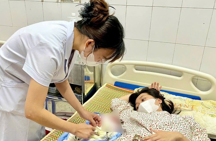 Bé trai chào đời trước cổng viện- Ảnh 1.