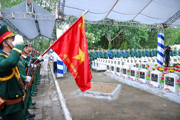 Thủ tướng: 'Không liệt sĩ nào bị lãng quên, không gia đình liệt sĩ nào phải chờ đợi trong vô vọng'- Ảnh 4. Thủ tướng: 'Không liệt sĩ nào bị lãng quên, không gia đình liệt sĩ nào phải chờ đợi trong vô vọng'- Ảnh 4.