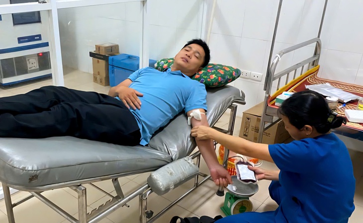 Nhân viên y tế hiến máu giúp sản phụ băng huyết qua cơn nguy kịch- Ảnh 1.