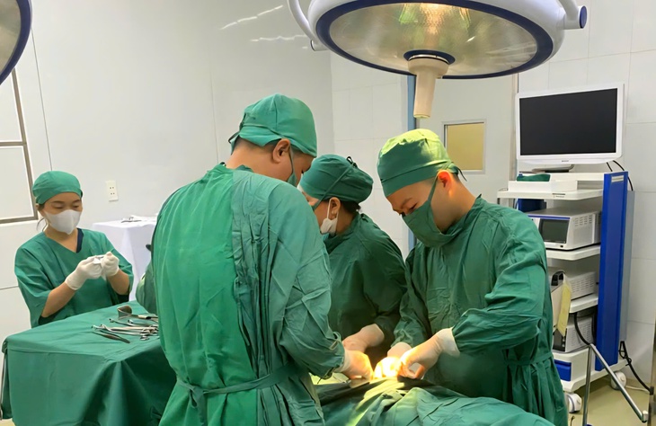 Nhân viên y tế hiến máu giúp sản phụ băng huyết qua cơn nguy kịch- Ảnh 2.