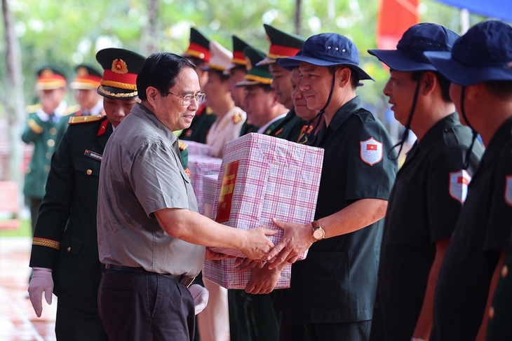 Thủ tướng: 'Không liệt sĩ nào bị lãng quên, không gia đình liệt sĩ nào phải chờ đợi trong vô vọng'- Ảnh 3. Thủ tướng: 'Không liệt sĩ nào bị lãng quên, không gia đình liệt sĩ nào phải chờ đợi trong vô vọng'- Ảnh 3.
