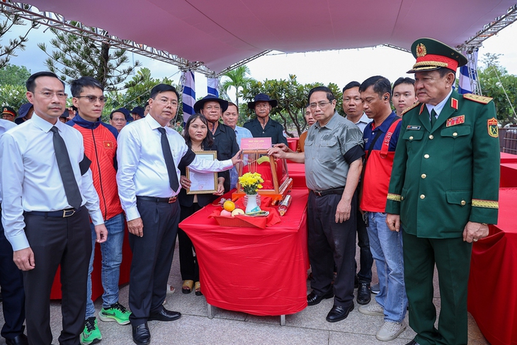Thủ tướng: 'Không liệt sĩ nào bị lãng quên, không gia đình liệt sĩ nào phải chờ đợi trong vô vọng'- Ảnh 5. Thủ tướng: 'Không liệt sĩ nào bị lãng quên, không gia đình liệt sĩ nào phải chờ đợi trong vô vọng'- Ảnh 5.