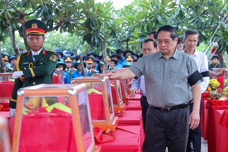 Thủ tướng: 'Không liệt sĩ nào bị lãng quên, không gia đình liệt sĩ nào phải chờ đợi trong vô vọng'- Ảnh 1. Thủ tướng: 'Không liệt sĩ nào bị lãng quên, không gia đình liệt sĩ nào phải chờ đợi trong vô vọng'- Ảnh 1.