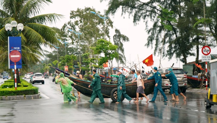 Video: Thanh Hoá đưa thuyền, bè lên đường phố tránh bão- Ảnh 3.