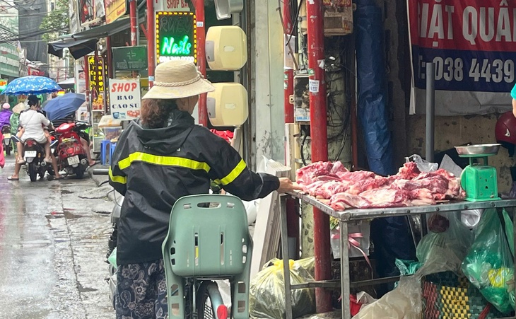 Tiểu thương 'chật vật' giữ khách trước dịch tả lợn Châu Phi- Ảnh 3.