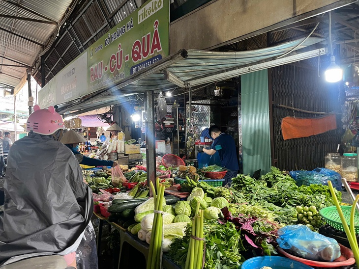 Người dân Hà Nội mua thực phẩm trước bão số 3- Ảnh 2.