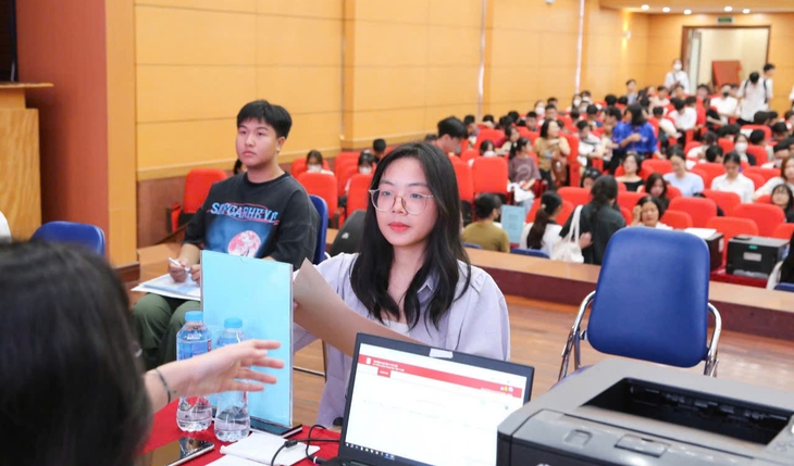 Điểm sàn khối ngành Sức khoẻ năm nay cao nhất là 20,5 điểm- Ảnh 1.