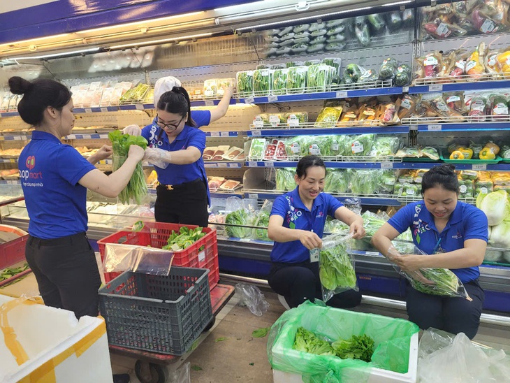 Các siêu thị tăng trữ hàng, đảm bảo nguồn cung ứng phó bão Wipha- Ảnh 2. Các siêu thị tăng trữ hàng, đảm bảo nguồn cung ứng phó bão Wipha- Ảnh 2.