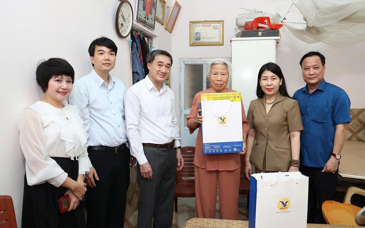Thứ trưởng Bộ Y tế Trần Văn Thuấn thăm, tri ân các gia đình thương binh, liệt sĩ ở Hưng Yên