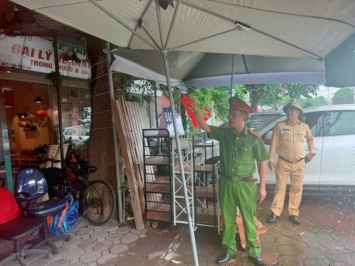 CSGT Hà Nội chủ động ứng phó với bão số 3
- Ảnh 2. CSGT Hà Nội chủ động ứng phó với bão số 3
- Ảnh 2.
