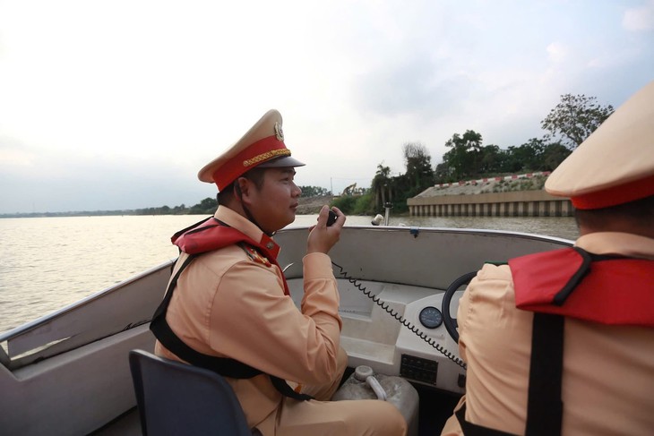 CSGT Hà Nội chủ động ứng phó với bão số 3
- Ảnh 3. CSGT Hà Nội chủ động ứng phó với bão số 3
- Ảnh 3.