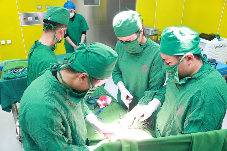 Ca phẫu thuật đặc biệt trong đêm mưa bão cứu sống 2 sản phụ chửa ngoài tử cung- Ảnh 1.
