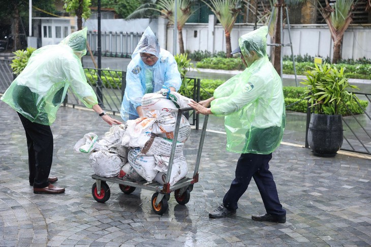 Người dân Thủ đô chằng chống nhà cửa sẵn sàng ứng phó bão Wipha- Ảnh 3.