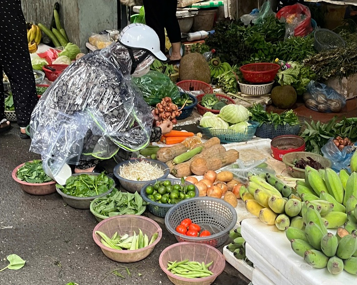 Người dân Hà Nội mua thực phẩm trước bão số 3- Ảnh 3.