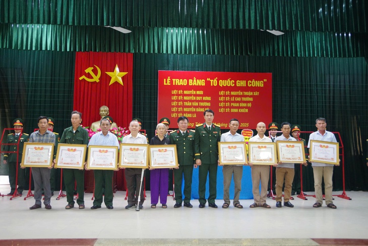 Trao Bằng Tổ quốc ghi công cho thân nhân 9 liệt sĩ ở Quảng Trị- Ảnh 1.