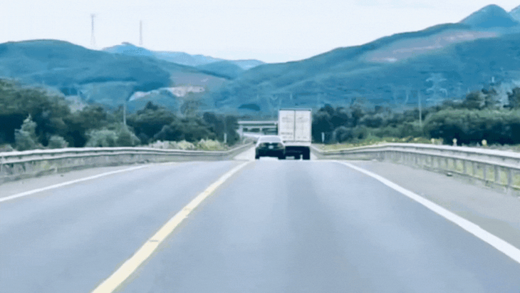 Phạt nặng tài xế xe biển xanh vượt ẩu trên cao tốc Cam Lộ - La Sơn- Ảnh 2.