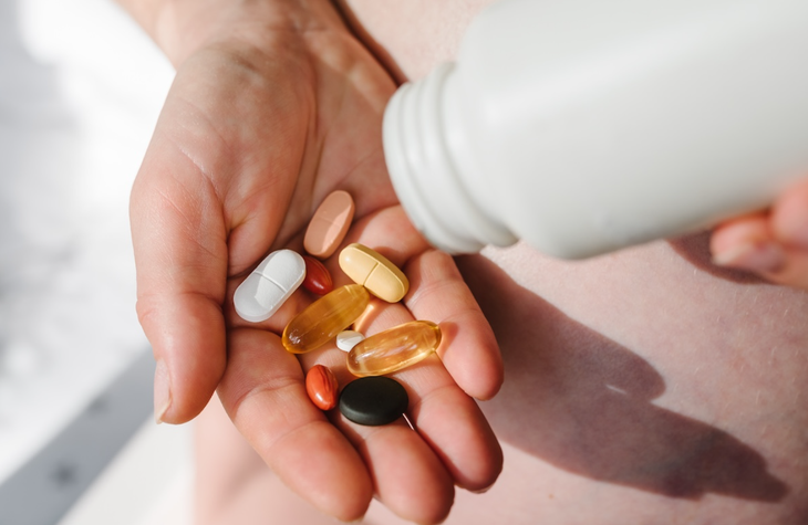 Người già có nên uống vitamin tổng hợp mỗi ngày?- Ảnh 1. Người già có nên uống vitamin tổng hợp mỗi ngày?- Ảnh 1.