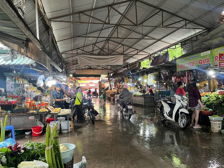 Người dân Hà Nội mua thực phẩm trước bão số 3- Ảnh 1.