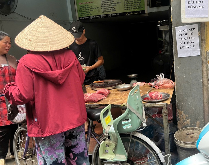 Người dân Hà Nội mua thực phẩm trước bão số 3- Ảnh 4.