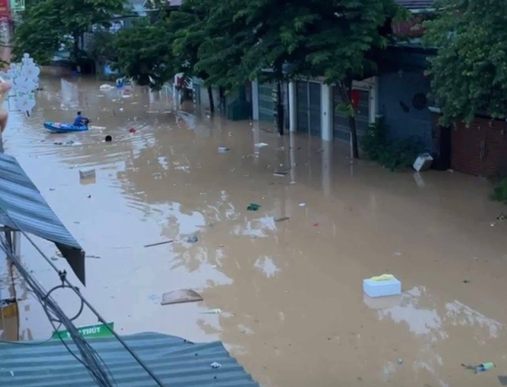 Mưa lũ kỷ lục nhấn chìm miền Tây Nghệ An, hàng trăm hộ dân chạy đua với lũ dữ- Ảnh 3.