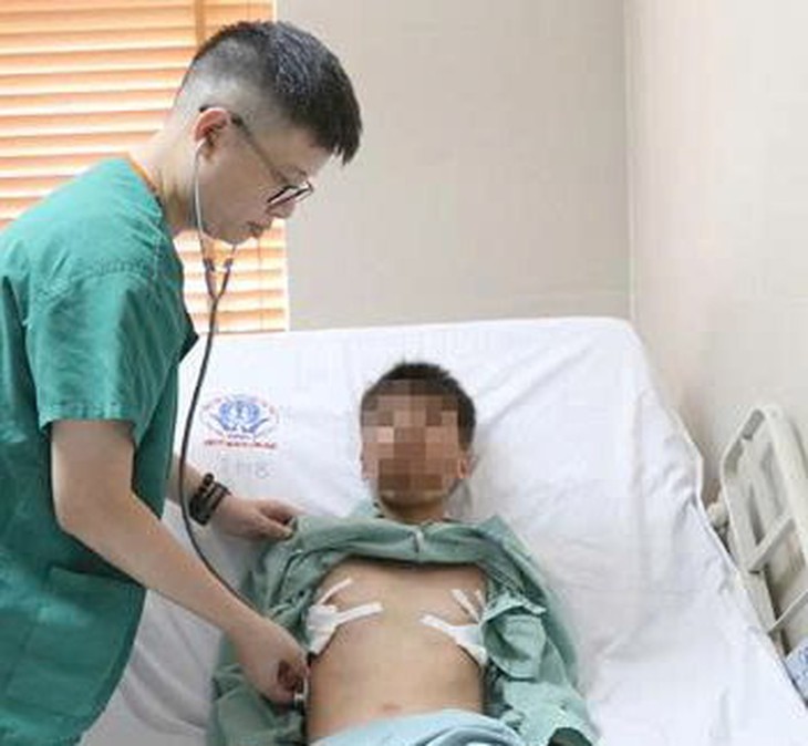 Tự ti vì 'ức gà', bé trai 12 tuổi ở Phú Thọ được lột xác- Ảnh 1.