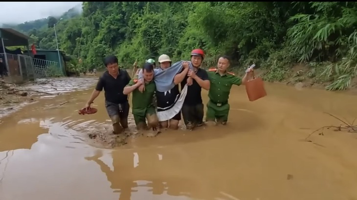 Công an xã ở Nghệ An vượt lũ, lội bùn đưa sản phụ đi sinh- Ảnh 1.