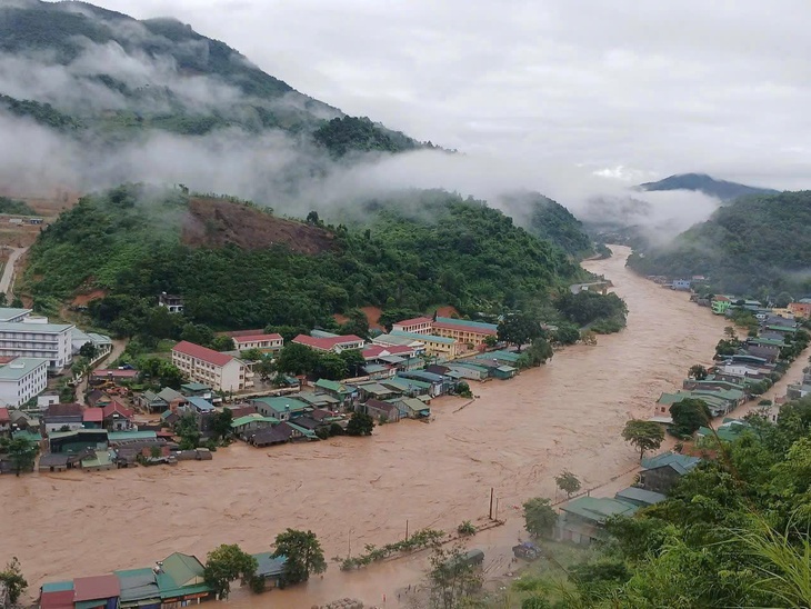 Nước ở trung và hạ lưu sông Cả đang lên, người dân Nghệ An tiếp tục chạy lũ- Ảnh 1.