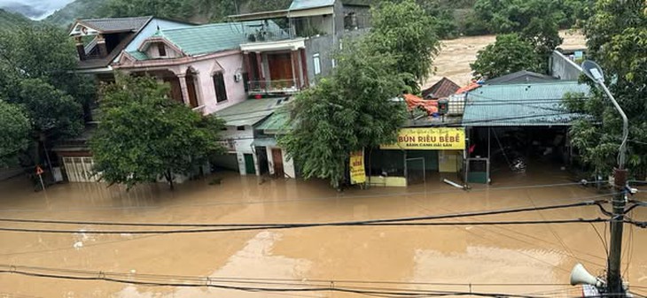 Mưa lũ kỷ lục nhấn chìm miền Tây Nghệ An, hàng trăm hộ dân chạy đua với lũ dữ- Ảnh 6.