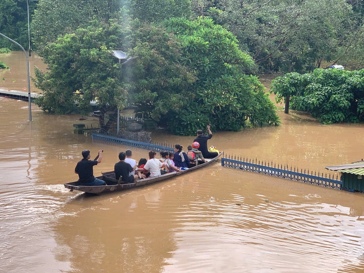 Nhiều cơ sở y tế ở Nghệ An bị ngập sâu, ngành Y tế căng mình ứng phó- Ảnh 1.