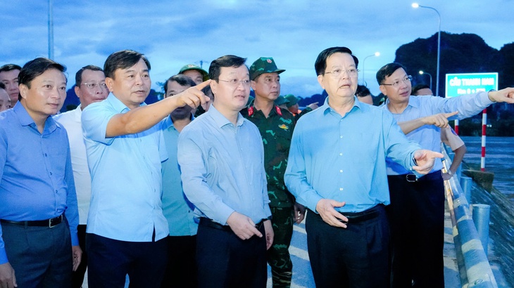 Phó Thủ tướng Mai Văn Chính trực tiếp kiểm tra công tác khắc phục hậu quả mưa lũ tại Nghệ An- Ảnh 1. Phó Thủ tướng Mai Văn Chính trực tiếp kiểm tra công tác khắc phục hậu quả mưa lũ tại Nghệ An- Ảnh 1.