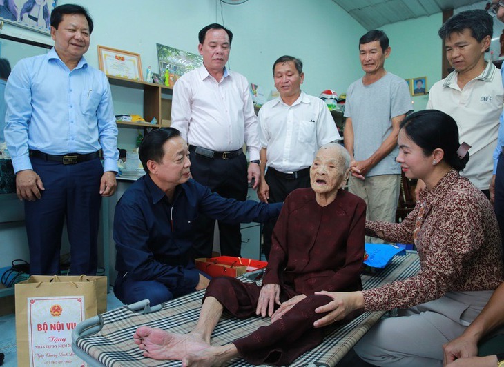 Phó Thủ tướng: Quan tâm, chăm lo tốt cho người có công là nhiệm vụ thường xuyên- Ảnh 1. Phó Thủ tướng: Quan tâm, chăm lo tốt cho người có công là nhiệm vụ thường xuyên- Ảnh 1.