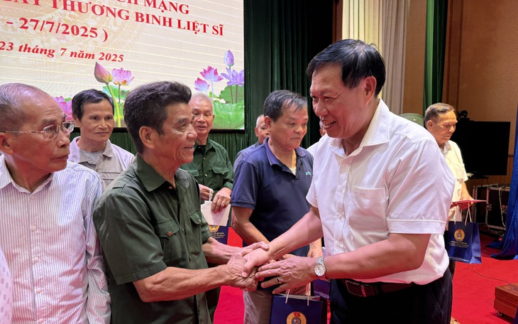 Bộ Y tế và Công đoàn Y tế Việt Nam tri ân, trao tặng 953 suất quà đến các gia đình người có công ở Hưng Yên