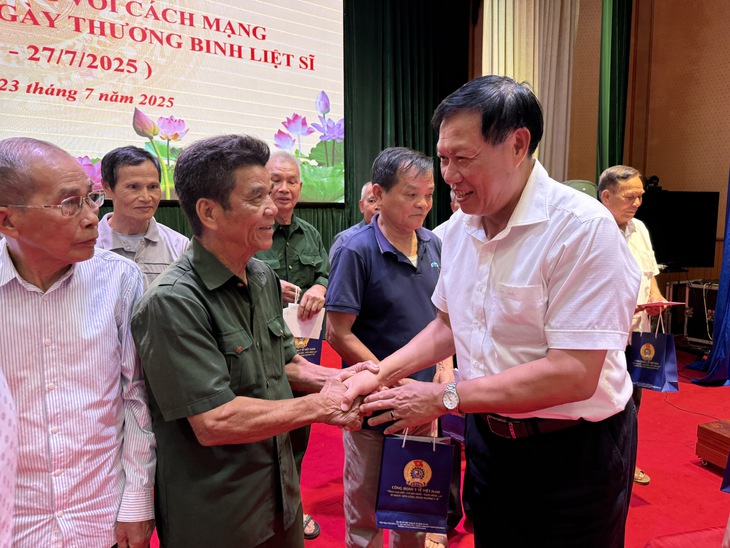 Bộ Y tế và Công đoàn Y tế Việt Nam tri ân, trao tặng 953 suất quà đến các gia đình người có công ở Hưng Yên- Ảnh 1. Bộ Y tế và Công đoàn Y tế Việt Nam tri ân, trao tặng 953 suất quà đến các gia đình người có công ở Hưng Yên- Ảnh 1.