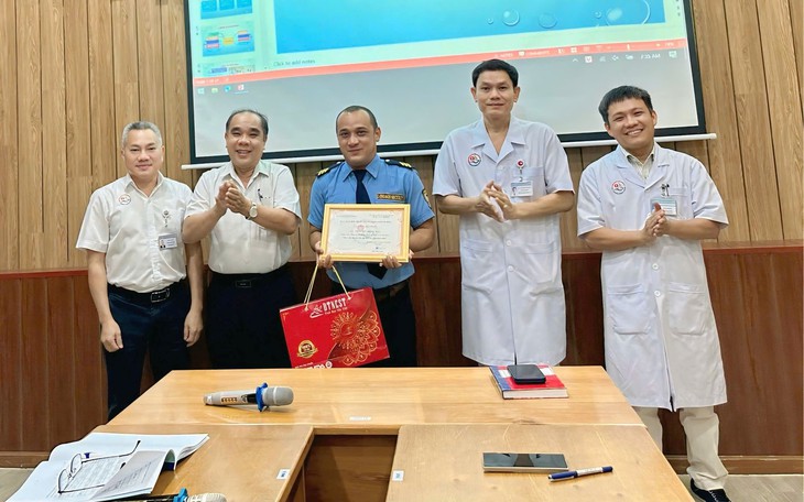 Tuyên dương bảo vệ cứu sống người ngưng tim, ngưng thở trên bãi biển Nha Trang