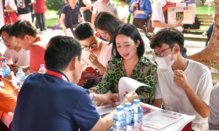 Sĩ tử 'choáng váng' vì thông tin tuyển sinh: Phụ huynh, học sinh kiến nghị lùi lịch- Ảnh 1. Sĩ tử 'choáng váng' vì thông tin tuyển sinh: Phụ huynh, học sinh kiến nghị lùi lịch- Ảnh 1.