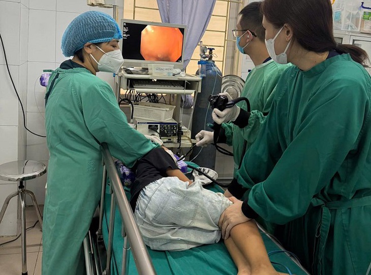 Nội soi gắp chiếc long đen mắc trong thực quản bé 7 tuổi- Ảnh 1.