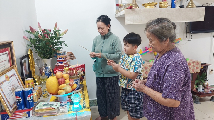 Vượt lên nỗi đau, mẹ và vợ liệt sĩ hy sinh khi cứu 3 em nhỏ đuối nước, vẫn tần tảo nuôi dạy con cháu nên người- Ảnh 4. Vượt lên nỗi đau, mẹ và vợ liệt sĩ hy sinh khi cứu 3 em nhỏ đuối nước, vẫn tần tảo nuôi dạy con cháu nên người- Ảnh 4.