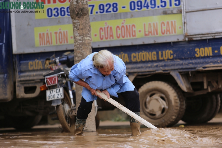 Người dân oằn mình vớt vát chút tài sản trong bùn đất sau lũ- Ảnh 2. Người dân oằn mình vớt vát chút tài sản trong bùn đất sau lũ- Ảnh 2.