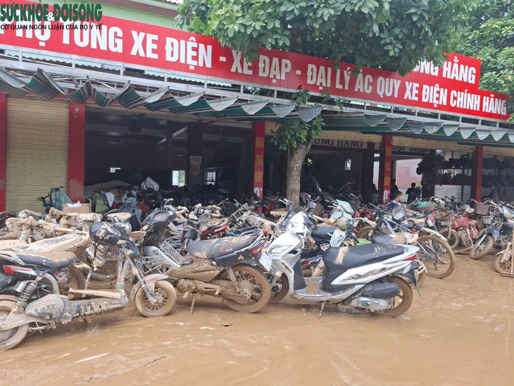 Người dân oằn mình vớt vát chút tài sản trong bùn đất sau lũ- Ảnh 3. Người dân oằn mình vớt vát chút tài sản trong bùn đất sau lũ- Ảnh 3.