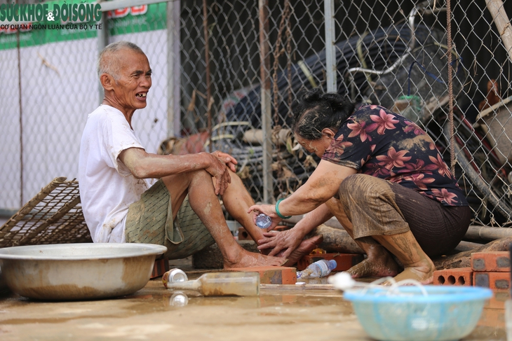 Người dân oằn mình vớt vát chút tài sản trong bùn đất sau lũ- Ảnh 8. Người dân oằn mình vớt vát chút tài sản trong bùn đất sau lũ- Ảnh 8.