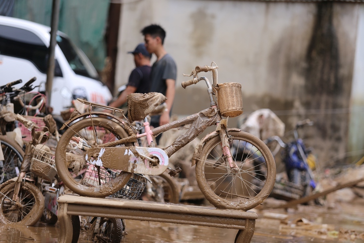 Người dân oằn mình vớt vát chút tài sản trong bùn đất sau lũ- Ảnh 4. Người dân oằn mình vớt vát chút tài sản trong bùn đất sau lũ- Ảnh 4.