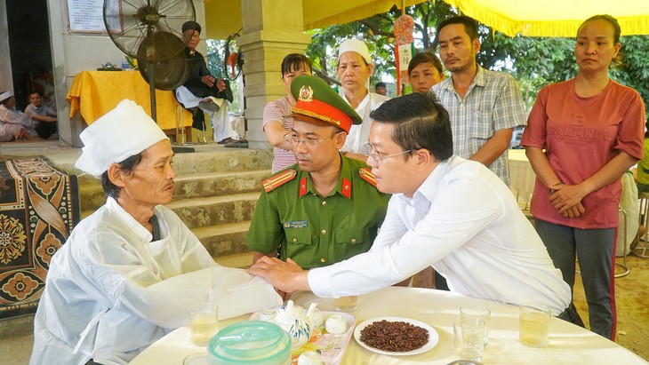 Khen thưởng thanh niên dũng cảm cứu người đuối nước ở Huế- Ảnh 2.