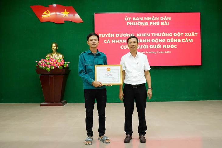 Khen thưởng thanh niên dũng cảm cứu người đuối nước ở Huế- Ảnh 1.