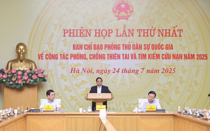 Thủ tướng: Bằng mọi cách tiếp cận địa bàn bị chia cắt, tiếp tế lương thực, thực phẩm cho người dân