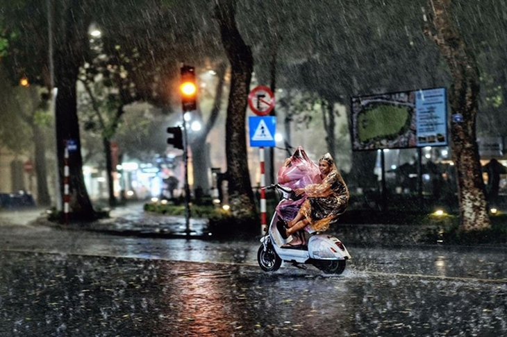 Hà Nội mưa dông trước khi bước vào nắng nóng diện rộng- Ảnh 2. Hà Nội mưa dông trước khi bước vào nắng nóng diện rộng- Ảnh 2.