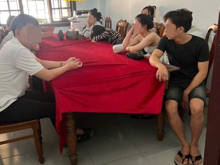 Nhóm nam nữ 'bay lắc' bằng ma túy tại 2 quán karaoke- Ảnh 2. Nhóm nam nữ 'bay lắc' bằng ma túy tại 2 quán karaoke- Ảnh 2.