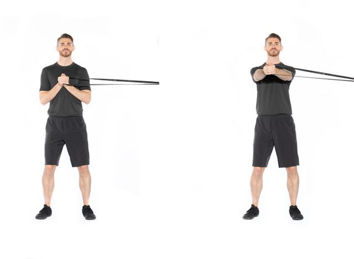 Bài tập chống xoay người bằng dây kháng lực hoặc bài tập đẩy Pallof trong phòng tập thể dục
