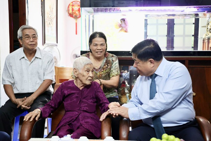 Phó Thủ tướng thăm, tặng quà Mẹ Việt Nam anh hùng, gia đình chính sách ở Khánh Hòa- Ảnh 1. Phó Thủ tướng thăm, tặng quà Mẹ Việt Nam anh hùng, gia đình chính sách ở Khánh Hòa- Ảnh 1.