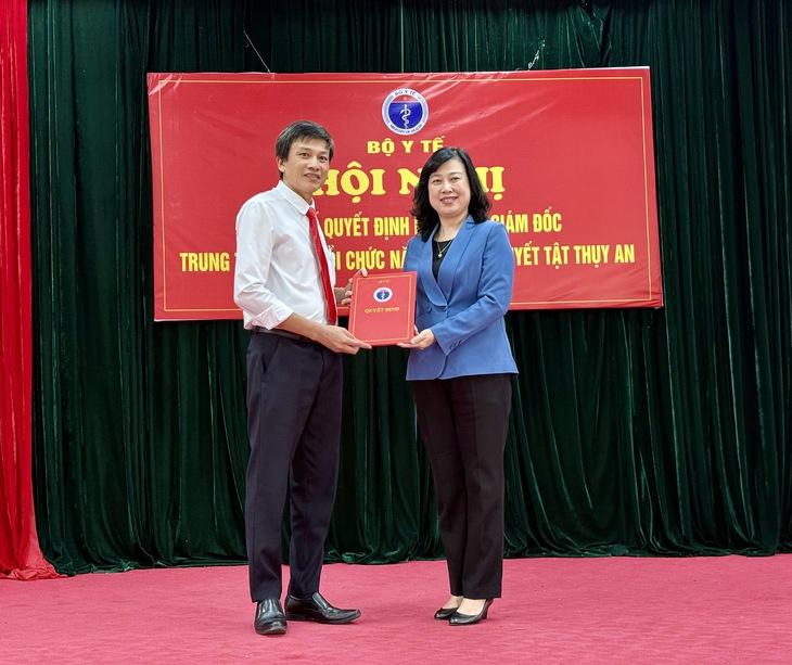 Bộ trưởng Đào Hồng Lan trao quyết định bổ nhiệm Giám đốc Trung tâm Phục hồi chức năng người khuyết tật Thuỵ An- Ảnh 1. Bộ trưởng Đào Hồng Lan trao quyết định bổ nhiệm Giám đốc Trung tâm Phục hồi chức năng người khuyết tật Thuỵ An- Ảnh 1.