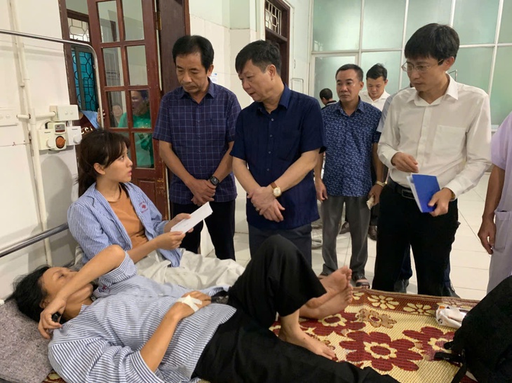 Giây phút xe khách lật kinh hoàng: Nhiều tiếng la hét, kêu cứu, có người bị hất văng ra ngoài- Ảnh 4. Giây phút xe khách lật kinh hoàng: Nhiều tiếng la hét, kêu cứu, có người bị hất văng ra ngoài- Ảnh 4.